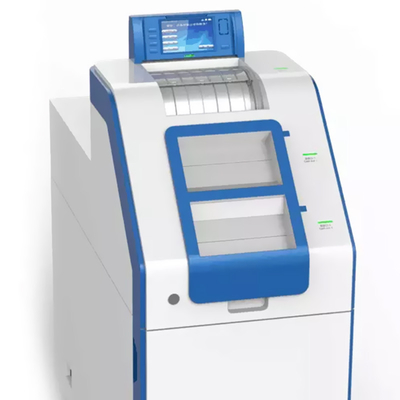 機械硬貨の銀行券交換機械をリサイクルする金銭出納係の現金を数える通貨