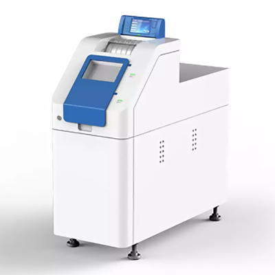 機械硬貨の銀行券交換機械をリサイクルする金銭出納係の現金を数える通貨