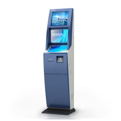 機械硬貨の銀行券交換機械をリサイクルする金銭出納係の現金を数える通貨