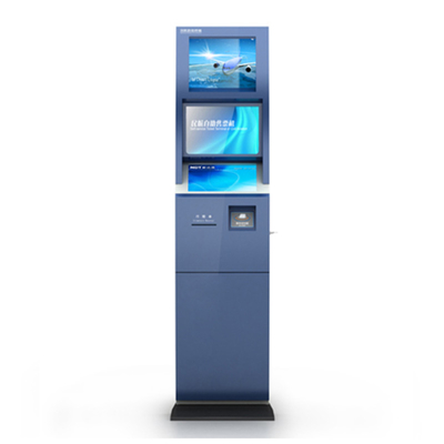 機械硬貨の銀行券交換機械をリサイクルする金銭出納係の現金を数える通貨